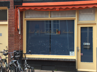 819913 Gezicht op de winkelpui van het pand Nieuwe Koekoekstraat 42 (Brood- en Banketbakkerij Brandsma) te Utrecht.N.B. ...